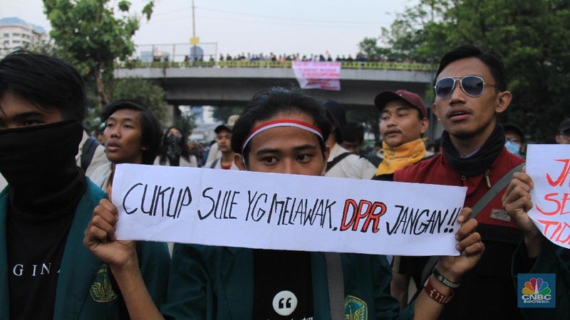 Hingga manggrib menjelang malam sejumlah mahasiswa membubarkan diri dengan tertib.