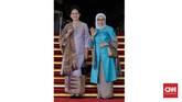 Ibu Negara Iriana Joko Widodo dan Mufidah Jusuf Kalla memakai baju kurung dengan warna ungu pucat dan biru terang. (CNN Indonesia/ Adhi Wicaksono)