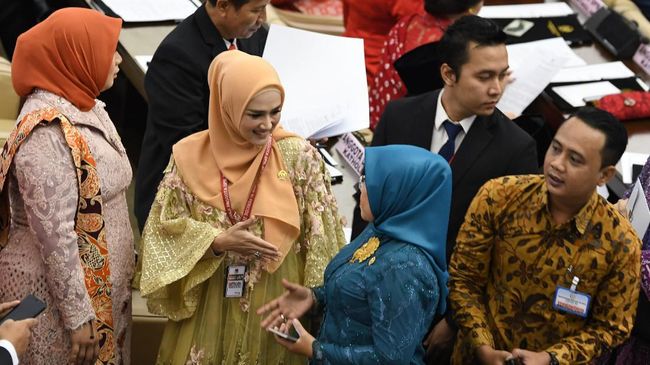 Dilantik Jadi Anggota DPR RI, Mulan Jameela Pakai 'Baju Bodo' - CNN Indonesia