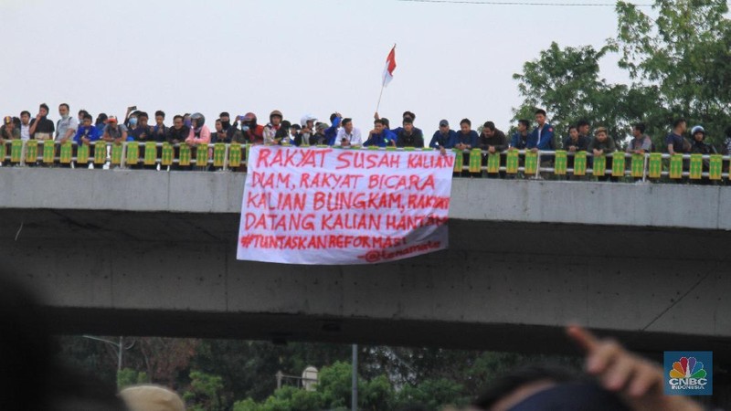 Hingga manggrib menjelang malam sejumlah mahasiswa membubarkan diri dengan tertib.