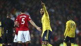 Gol Aubameyang sempat jadi kontroversi karena asisten wasit Scott Ledger menganggap striker asal Gabon itu lebih dahulu dalam posisi offside. Namun usai meninjau VAR, wasit Kevin Friend mengesahkan gol Aubameyang. (AP Photo/Dave Thompson)