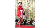 Ketua Umum Partai PDI Perjuangan Megawati Soekarnoputri memilih memakai kebaya klasik dengan tambahan selendang putih yang dipadukan dengan kain aneka warna. (ANTARA FOTO/Galih Pradipta)