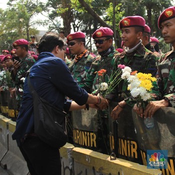 Begini Keakraban Mahasiswa dan Polisi-TNI Selepas Aksi Damai