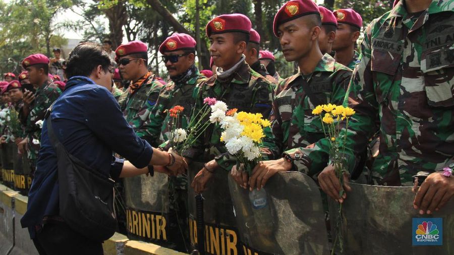 Sebagai bentuk dukungan moril, dilakukan aksi memberikan seikat bunga tersebut.