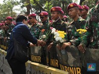 Begini Keakraban Mahasiswa dan Polisi-TNI Selepas Aksi Damai