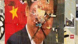 VIDEO: Warga Hong Kong Lempar Telur ke Poster Presiden China
