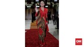 Anggota DPR periode 2019-2024 dari PDI Perjuangan, Krisdayanti memilih memakai kebaya klasik tempo dulu rancangan Anne Avantie. (CNN Indonesia/ Adhi Wicaksono)