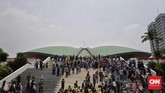 Sejumlah Anggota DPR bersama kolega dan keluarga berfoto usai mengikuti pelantikan Dewan Perwakilan Rakyat (DPR) periode 2019-2024 di Ruang Rapat Paripurna, Kompleks Parlemen, Senayan, Jakarta, Selasa (1/10). (CNN Indonesia/ Adhi Wicaksono)