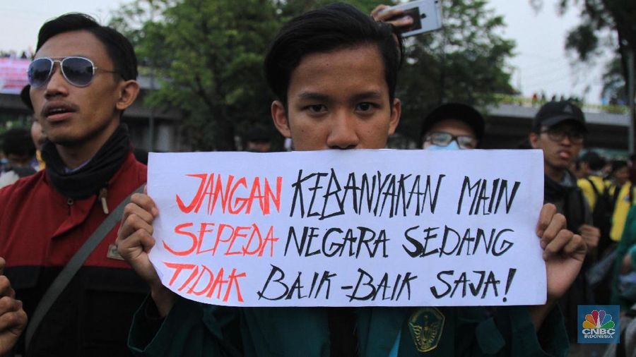 Hingga manggrib menjelang malam sejumlah mahasiswa membubarkan diri dengan tertib.