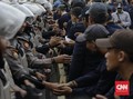 Sebelum Bubarkan Diri, Pedemo di DPR Salami Polisi