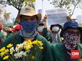 Gelar Aksi, Mahasiswa Bagikan Bunga untuk Polisi di Dekat DPR