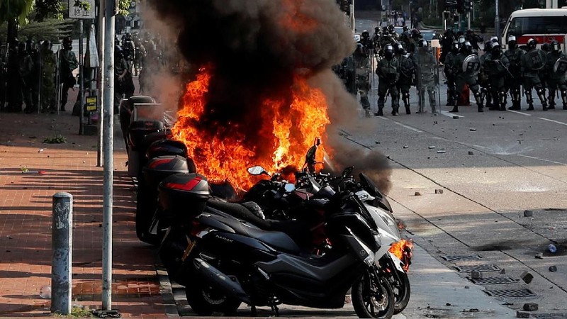 Puluhan ribu masyarakat Hong Kong kembali berdemo di jalanan Hong Kong pada Hari Kemerdekaan RRC ke-70.