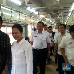 Menteri Rini Gugup Naik KRL Pakai LinkAja, Kenapa?