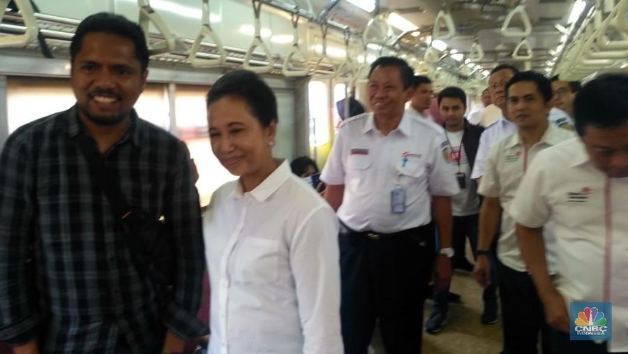 Menteri Badan Usaha Milik Negara (BUMN), Rini Soemarno, menjajal naik KRL menggunakan LinkAja, Selasa (1/10/2019).
