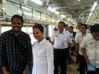 Menteri Rini Gugup Naik KRL Pakai LinkAja, Kenapa?