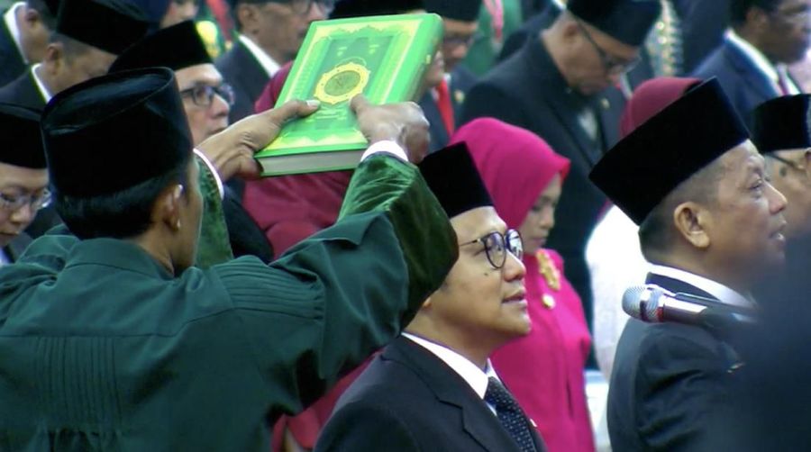 Mereka diambil sumpahnya sebagai wakil rakyat lima tahun ke depan.
