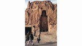 Patung Buddha Berdiri di Bamiyan, Afghanistan. Patung Buddha tertinggi di dunia ini dihancurkan oleh kelompok pemberontak Taliban yang merasa patung ini sebagai penyembahan berhala. (AFP/Jean Cluade-Chapon)