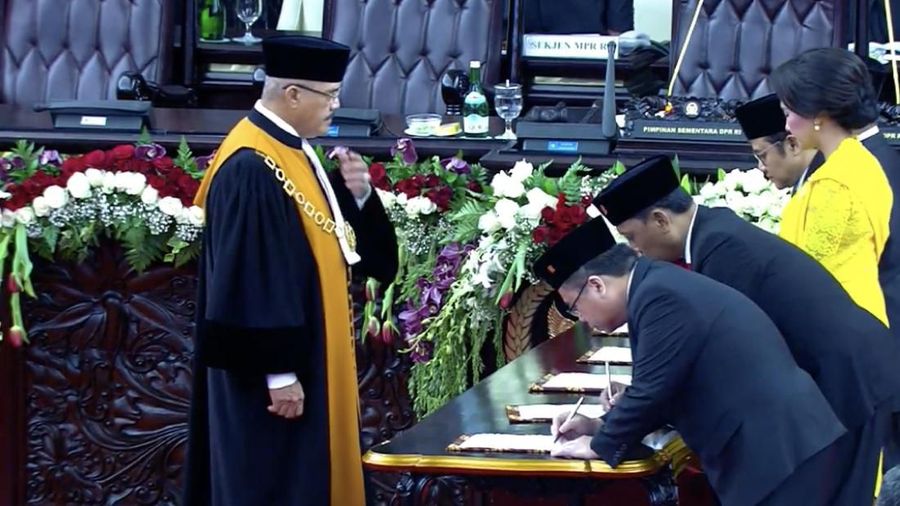 Mereka diambil sumpahnya sebagai wakil rakyat lima tahun ke depan.