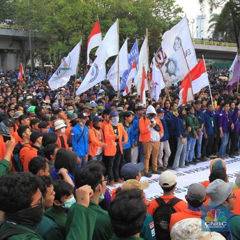 Petang Hari, Massa Mahasiswa di Sekitar DPR Makin Ramai