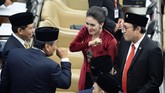 Anggota Dewan Perwakilan Rakyat (DPR) periode 2019-2024 Rieke Diah Pitaloka (kedua kanan) berbincang dengan sejawatnya usai pelantikan di Ruang Rapat Paripurna, Kompleks Parlemen, Senayan, Jakarta, Selasa (1/10). (ANTARA FOTO/M Risyal Hidayat/pd).
