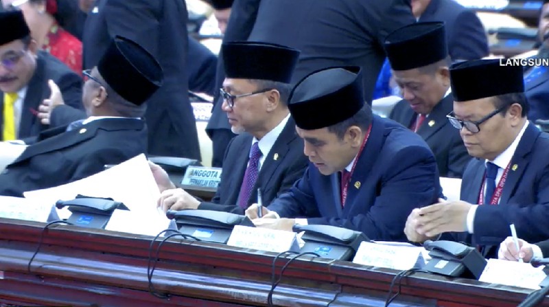 Mereka diambil sumpahnya sebagai wakil rakyat lima tahun ke depan.