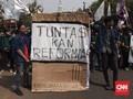 Mahasiswa Gelar Aksi Teatrikal Pemakaman KPK di DPR