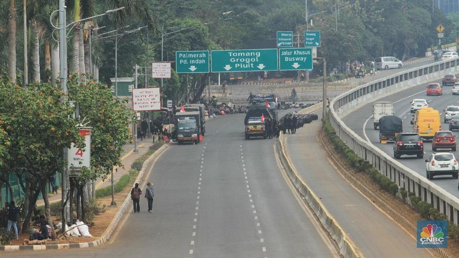 Pantauan CNBC Indonesia para tamu negara sudah keluar dari parlemen, terlihat juga iring-iringan mobil pejabat negara.