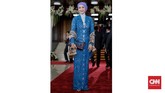Anggota DPR dari fraksi PAN, Desy Ratnasari memilih memakai kebaya modern panjang dengan kancing depan. Dia memadukan dengan turban dan selendang batik. (CNN Indonesia/ Adhi Wicaksono)