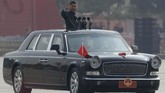 Presiden China, Xi Jinping, menyaksikan langsung parade 15 ribu tentara, 580 alutsista mutakhir dan atraksi 160 pesawat tempur. (AP Photo/Mark Schiefelbein)