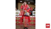 Anggota DPD dapil Sulut, Maya Rumantir tampil sedikit heboh dengan kebaya kain dan selendang aneka warna. Dia juga memadukannya dengan tas jinjing multiwarna.(CNN Indonesia/ Adhi Wicaksono)