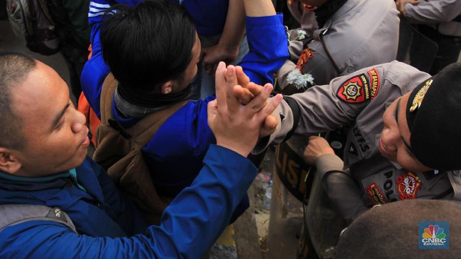 Sebagai bentuk dukungan moril, dilakukan aksi memberikan seikat bunga tersebut.