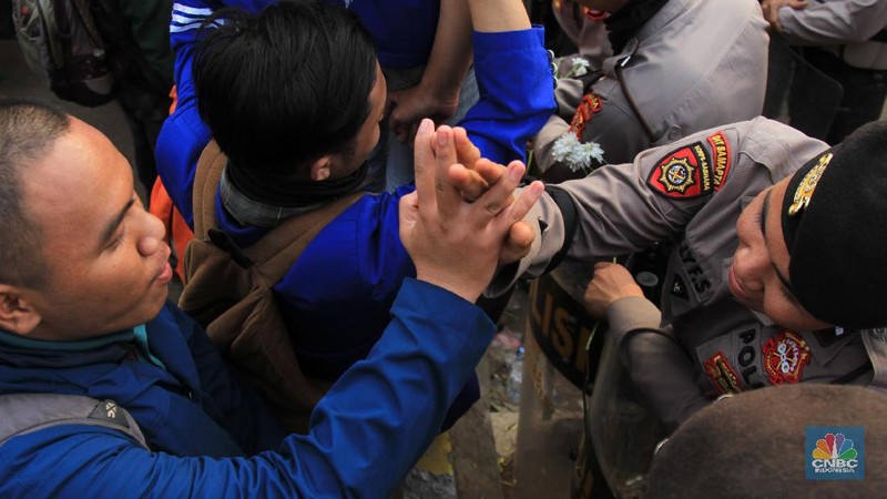 Sebagai bentuk dukungan moril, dilakukan aksi memberikan seikat bunga tersebut.