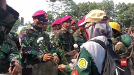VIDEO: Aksi Damai, Mahasiswa Beri Bunga ke TNI dan Polisi