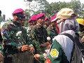 VIDEO: Aksi Damai, Mahasiswa Beri Bunga ke TNI dan Polisi