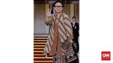 Menteri Luar Negeri, Retno Marsudi memilih tampil lebih kasual dengan atasan batik longgar dan dipadukan dengan kain. (CNN Indonesia/ Adhi Wicaksono)