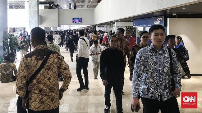 Cerita Keluarga Anggota Dewan Melawan Takut ke Senayan