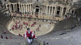 Teater Romawi di Bosra, Dar'a, selatan Suriah. Situs ini telah rusak dalam Perang Saudara Suriah akibat berbagai kegiatan militer yang dilakukan di dekatnya. Penembak jitu terlihat aktif di dalam situs. (AFP/Maher Al Mounes)