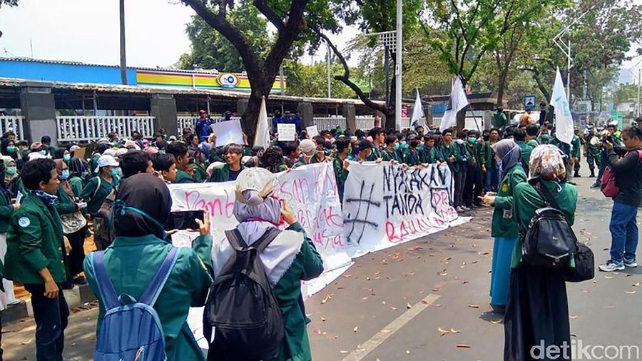 Sejumlah mahasiswa pendemo mulai mendatangi kawasan sekitar DPR pada Selasa (1/10/2019) siang.
