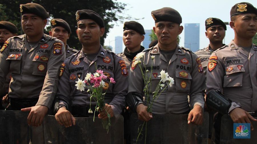 Sebagai bentuk dukungan moril, dilakukan aksi memberikan seikat bunga tersebut.