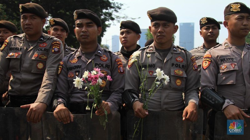 Sebagai bentuk dukungan moril, dilakukan aksi memberikan seikat bunga tersebut.