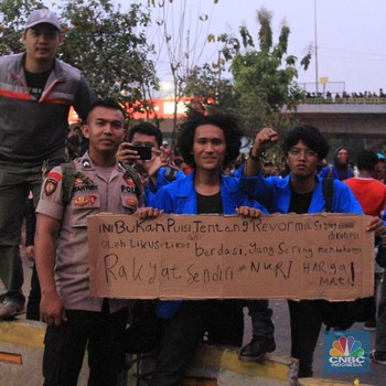 Mantap! Usai Gelar Aksi, Mahasiswa Bubarkan Diri dengan Damai