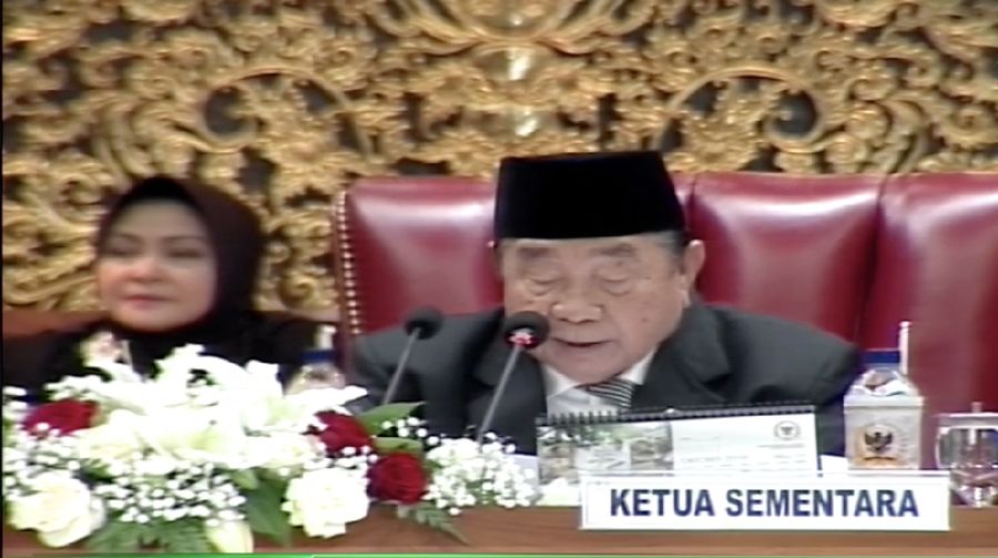 Rapat dipimpin oleh anggota tertua Abdul Wahab Dalimunthe dan anggota termuda Hillary Lasut.