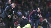 Sejak diangkat sebagai manajer permanen MU, Ole Gunnar Solskjaer (kiri) hanya bisa membawa The Red Devils menang empat kali di Liga Inggris. Kegagalan menang atas Arsenal membuat MU mencatat start terburuk di era Premier League setelah meraih 9 poin dari 7 laga. (AP Photo/Dave Thompson)