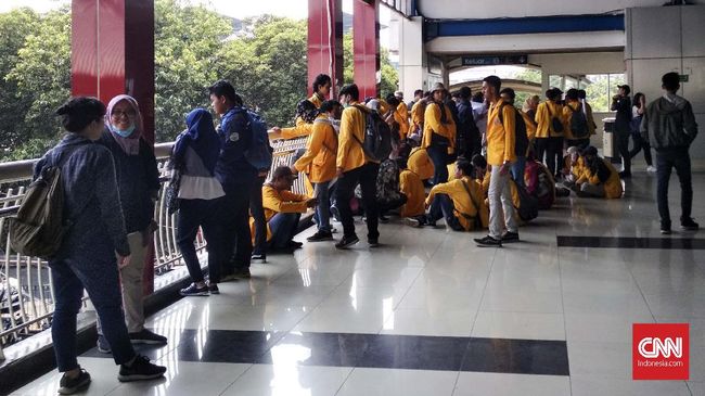Stasiun Palmerah Jadi Titik Kumpul Mahasiswa Sebelum Demo DPR