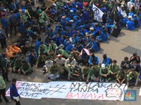 Mahasiswa Bawa Spanduk 'Nyalakan Tanda Bahaya' ke DPR