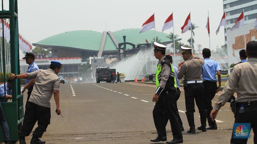 Benarkah Gaji Anggota DPR Lebih Besar dari Menteri?