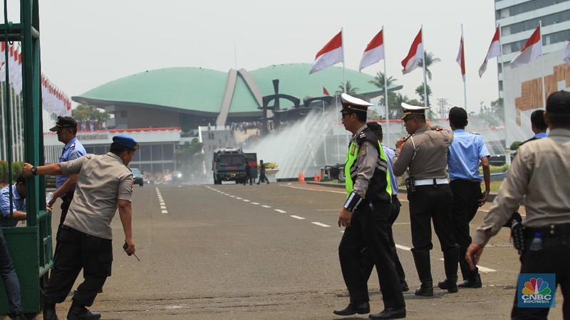 Pantauan CNBC Indonesia para tamu negara sudah keluar dari parlemen, terlihat juga iring-iringan mobil pejabat negara.