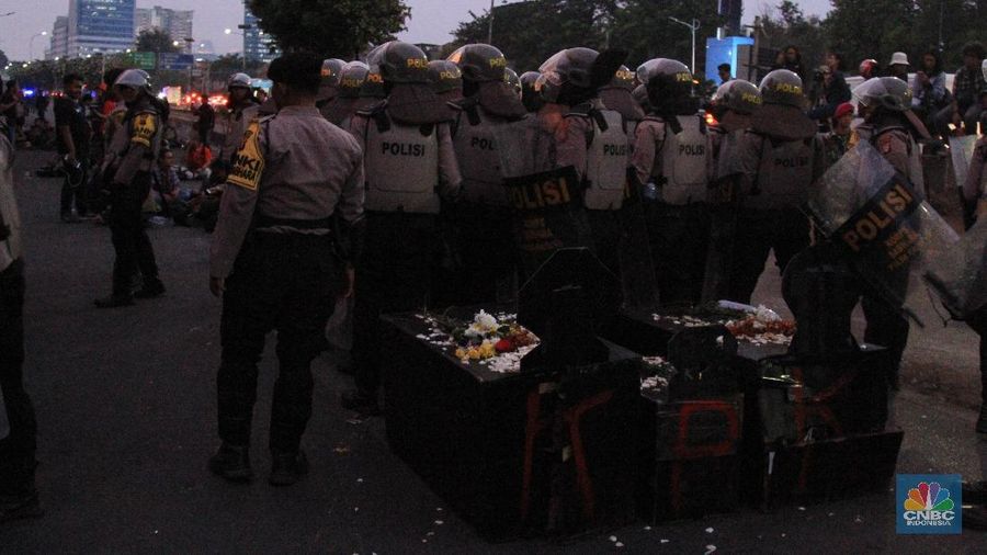 Hingga manggrib menjelang malam sejumlah mahasiswa membubarkan diri dengan tertib.