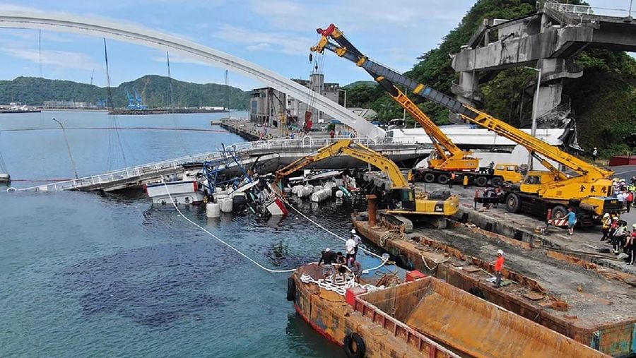 Penyelam bergabung dengan ratusan penyelamat dalam upaya pencarian, menggunakan crane dan excavator untuk mengangkat puing-puing perahu nelayan