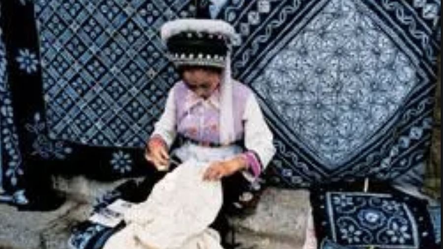 Budaya membatik dan kerajinan batik juga ada di Negeri Tirai Bambu.